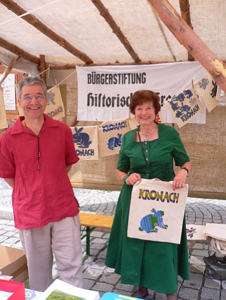 Dr. Manfred Blinzler und Gudrun Seydel beim Spendensammeln