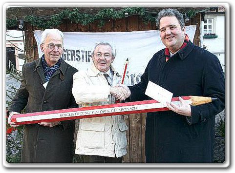 Abgeordneter übergibt eine 500-Euro-Spende