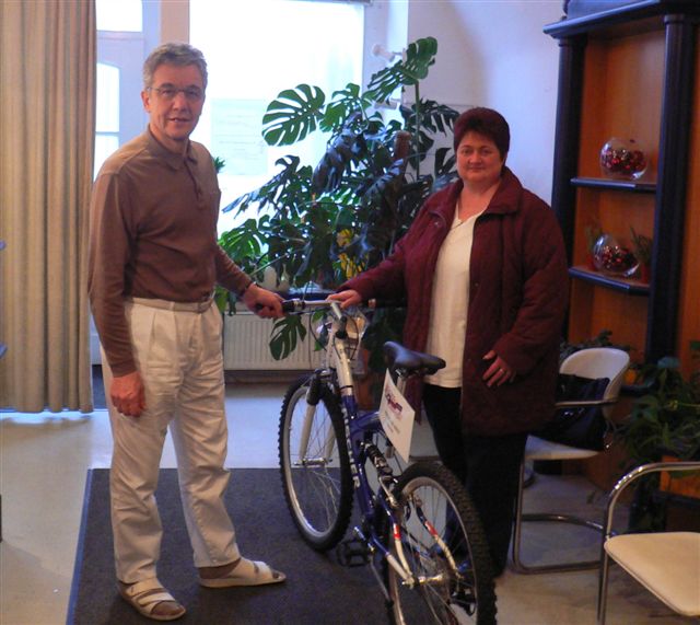 Dr. Blinzler überreicht den 2. Preis - Ein Mountainbike