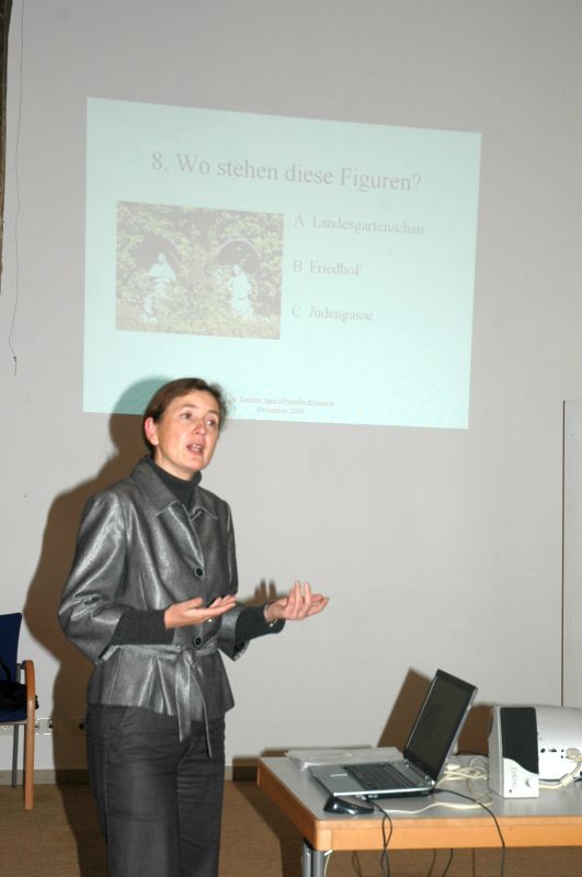 Dr. Kerstin Sperschneider mit ihrem Bilderrätsel