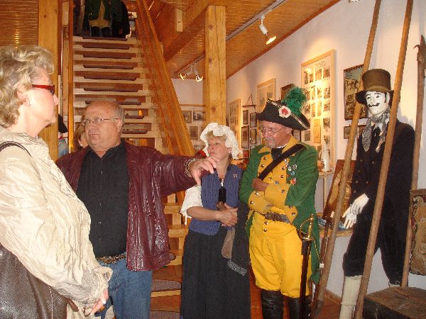 Hans Schrepfer führte eine Hälfte der Reisegruppe im Erdgeschoß des Neuseser Dorfmuseums.