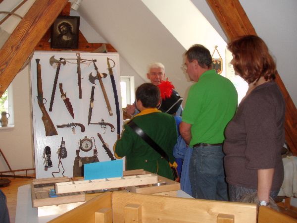 Währenddessen führte Wolfgang Stöbel im Dachgeschoß durch die Sammlung all dessen, was im Ort Neuses in der Vergangenheit von Bedeutung war.
