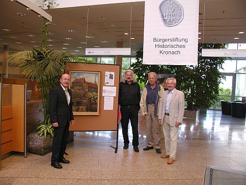 Die Stifterräte (v.r.) Manfred Raum, Dr. Gerhard Spoerl und Ingo Cesaro sagten bei der ersten Objektaufstellung dem Vorstandsmitglied der Sparkasse Michael Kaim