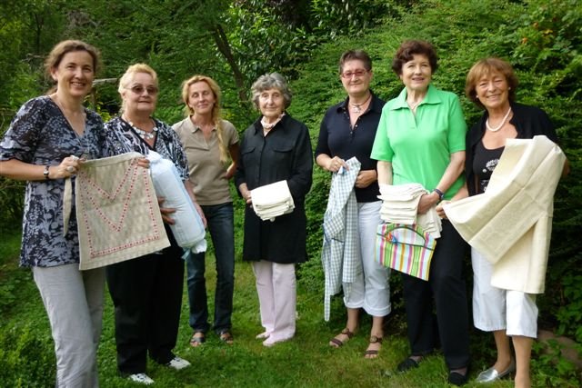 Begeistert zeigten sich die Arbeitskreishelferinnen (v.l.) Dr. Kerstin Sperschneider, Brigitte Fedran, Odette Eisenträger-Sarter, Ada Kanehl, Angelika Martin, Gudrun Seydel und Veronika Raum von der Spendenfreudigkeit vieler Mitbürgerinnen und Mitbürger. Mit ihren Textil-Spenden aus Großmutters Wäscheschrank ist für ein reichhaltiges Angebot am Nostalgie-Textilien-Stand der Bürgerstiftung beim Kronacher Altstadtfest gesorgt.