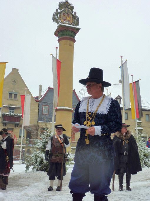 Der Bürgermeister an der Gedenksäule