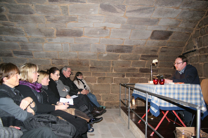 Kastura liest eigene Werke vor gespannt horchenden Kronacher Bürgern