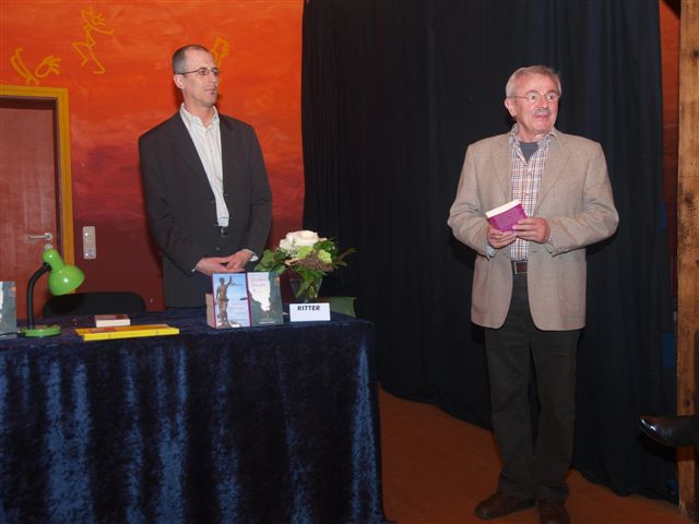 Manfred Raum stellt den Autor des Krimis vor