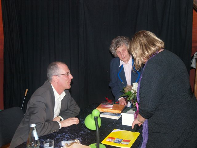 Der Autor Peter Ritter signiert am Ende der Lesung seine Bücher
