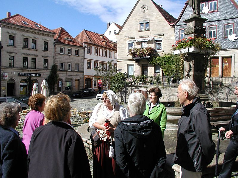 unser Bild, in der Mitte Stadtführerin Christa Franz in historischer Kleidung