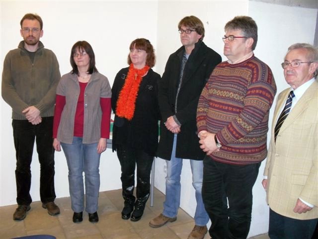 Die Krimiautoren und der Vereinsvorsitzende Manfred Raum (rechts außen)