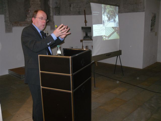 Prof. Caston beim Vortrag