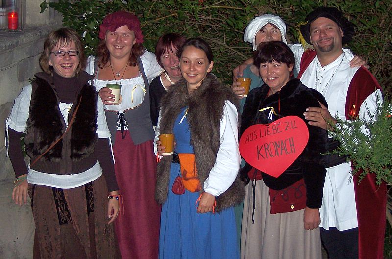 Viertelmeister Stefan Wicklein im Kreise der Schööduerinnen Kronachs