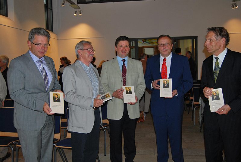 Große Freude über die Vollendung des Werkes: v.l. Georg Löffler, Vertreter der Sparkassenstiftung Kronach, Vorsitzender Manfred Raum, Prof. Dr. Hans Hablitzel und Professor Bernhard Forssman, der aus Erlangen angereist war. Foto Regine Bellazrak