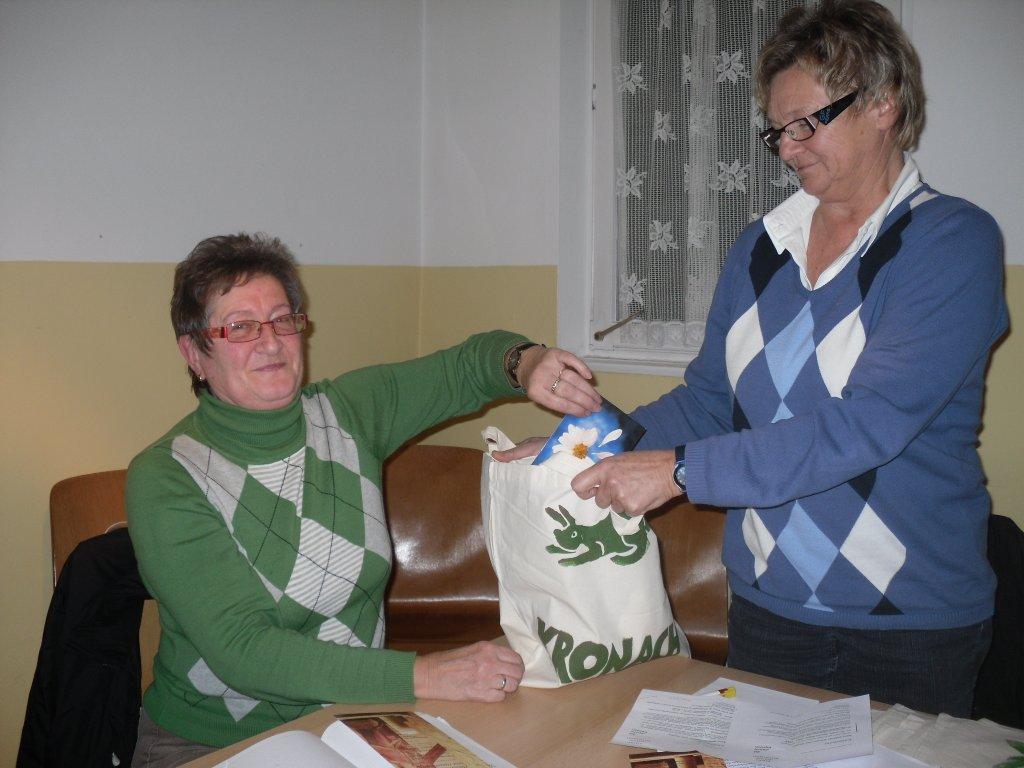 Glücksfee Angelika Martin bei der Ziehung eines Gewinnes, Vorstandsmitglied Annelore Walker (r.) beobachtet den Vorgang