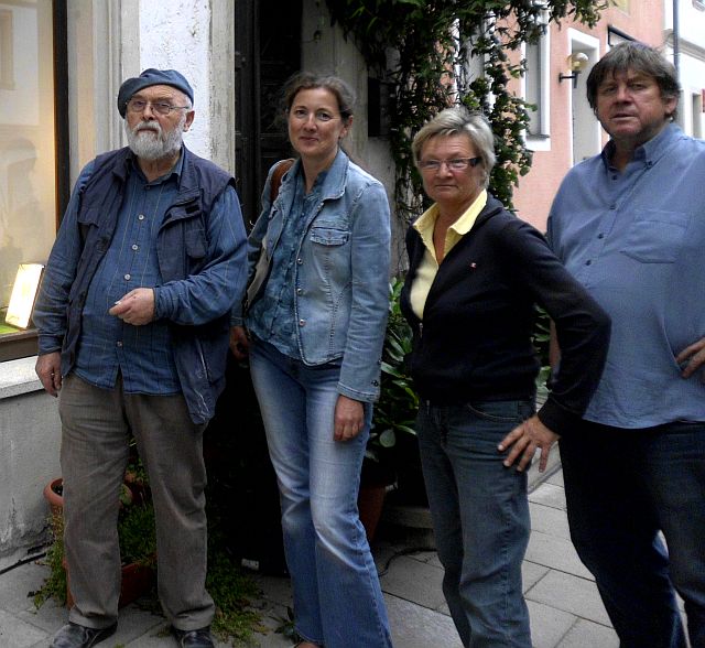 Schaufensterdekorateure nach der Arbeit