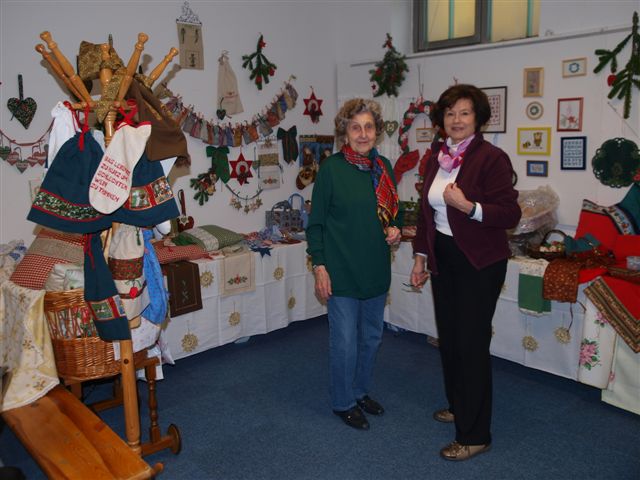 Frau Ada Kanehl und Frau Gudrun Seydel hatten ein reiches Angebot an kunstvollen Textilarbeiten vorbereitet