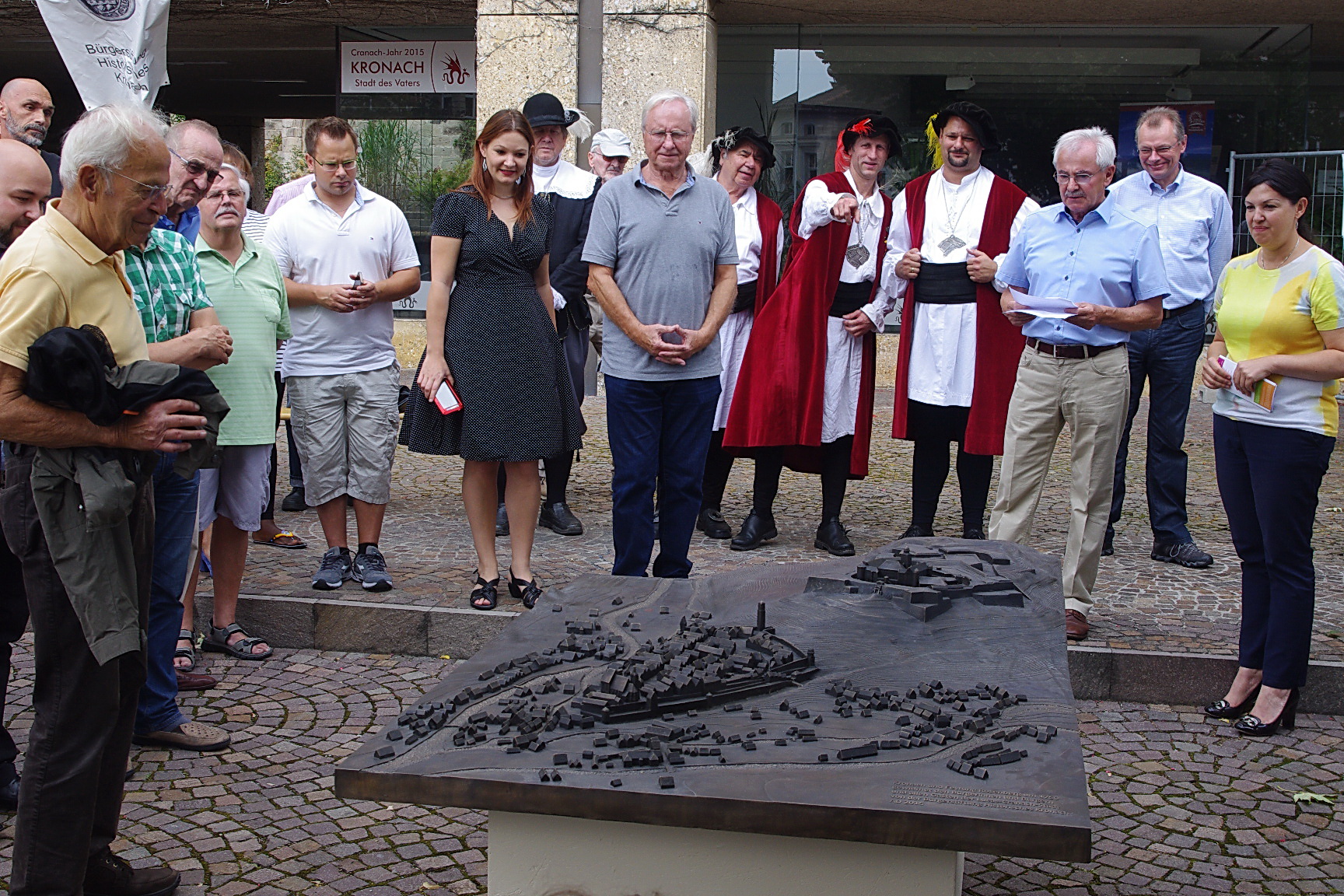 Lucas-Cranach-Statue & Lucas-Cranach-Schlange & Stadtrelief