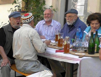  Werbeaktion für die Lorenz-Kaim-Jubiläumsausstellung vor dem Schaufenster mit dem Bild „Bierabend im Freischütz“ in der Amtsgerichtsstraße