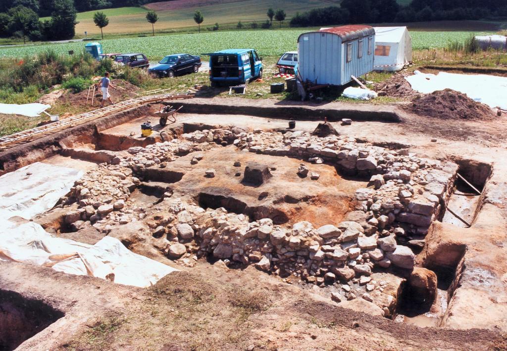 Freigelegte Mauerreste bei einer archäologischen Grabung im Kronacher Land