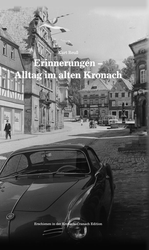 Buchcover „Erinnerungen – Alltag im alten Kronach“ von Kurt Reuß: historisches Schwarz-Weiß-Foto der Kronacher Altstadt mit einem VW Karmann Ghia im Vordergrund