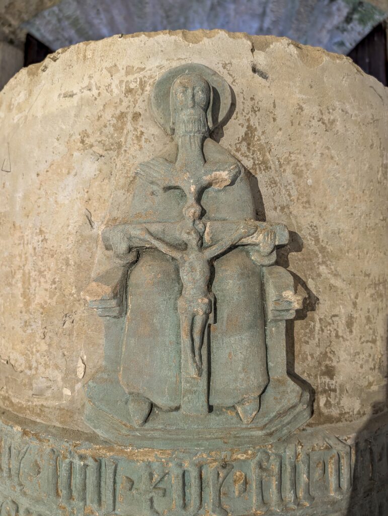 Relief der Heiligen Dreifaltigkeit: Gott Vater auf dem Thron hält das Kreuz mit Christus